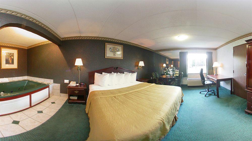 Quality Inn & Conference Center Maple Shade Extérieur photo